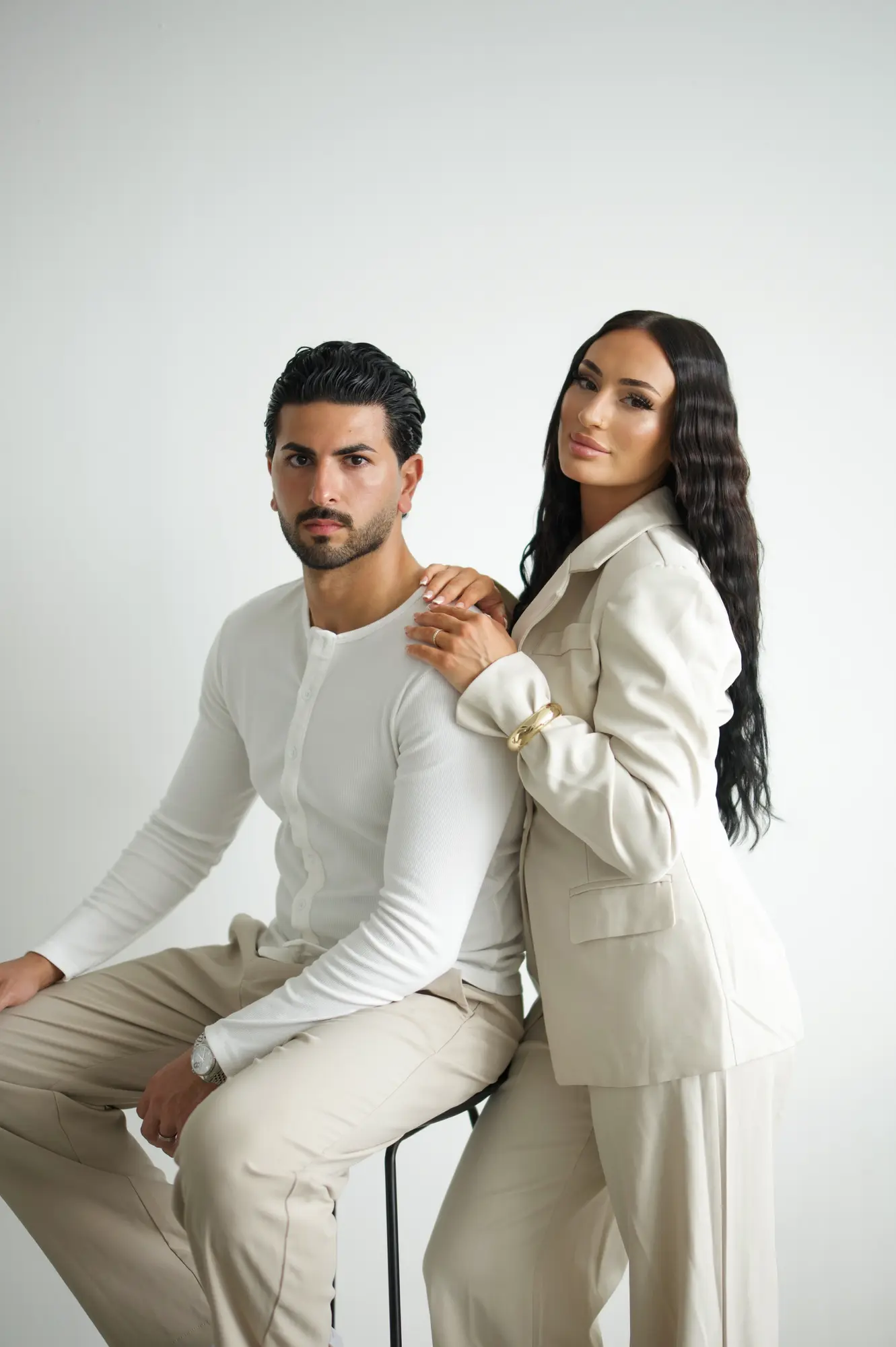Leyla und Batu, Inhaber von LEYLABEAUTY, in cremefarbenen Outfits